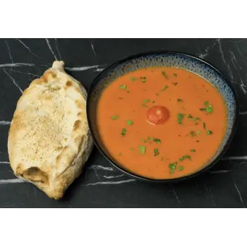 Hausgemachten  Tomatencremesuppe mit Brot 