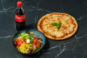 Margherita + Insalata Mista + Cola 0.5 bei Don Roberto Graz