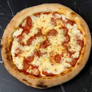 American Peperoni Pizza bei Don Roberto Graz