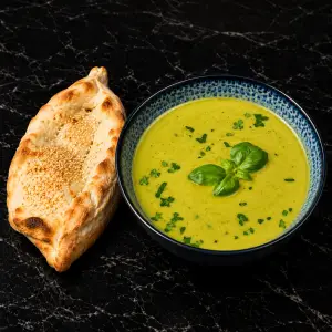 HAUSGEMACHTEN  Gemüsecremesuppe mit Brot  bei Don Roberto Graz