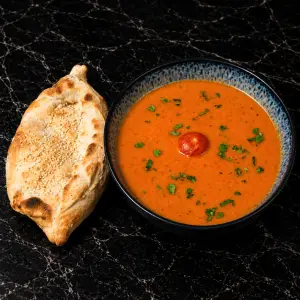 Hausgemachten  Tomatencremesuppe mit Brot  bei Don Roberto Graz