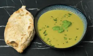 HAUSGEMACHTEN  Gemüsecremesuppe mit Brot  bei Don Roberto Graz