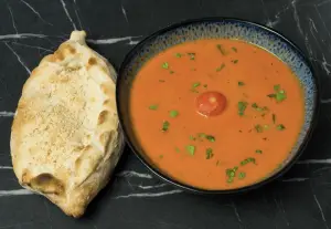 Hausgemachten  Tomatencremesuppe mit Brot  bei Don Roberto Graz