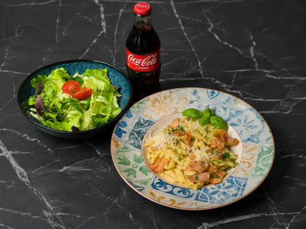 Carbonara + Insalata Verde + Cola 0.5 – jetzt in Graz bestellen
