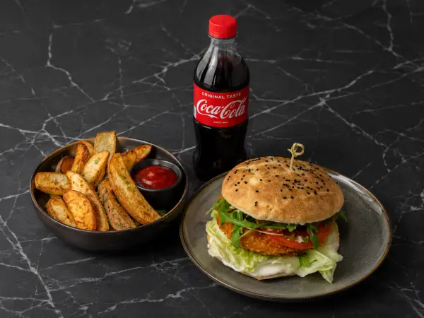 Chickenburger + Potato Wedges + Cola 0.5 – jetzt in Graz bestellen