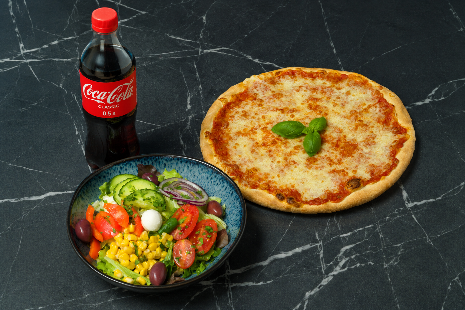 Margherita + Insalata Mista + Cola 0.5 – jetzt in Graz bestellen